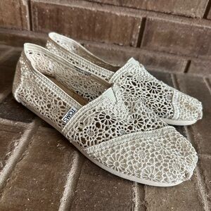TOMS Women's Cream Crochet Slip-On Shoes NWOB sz 7